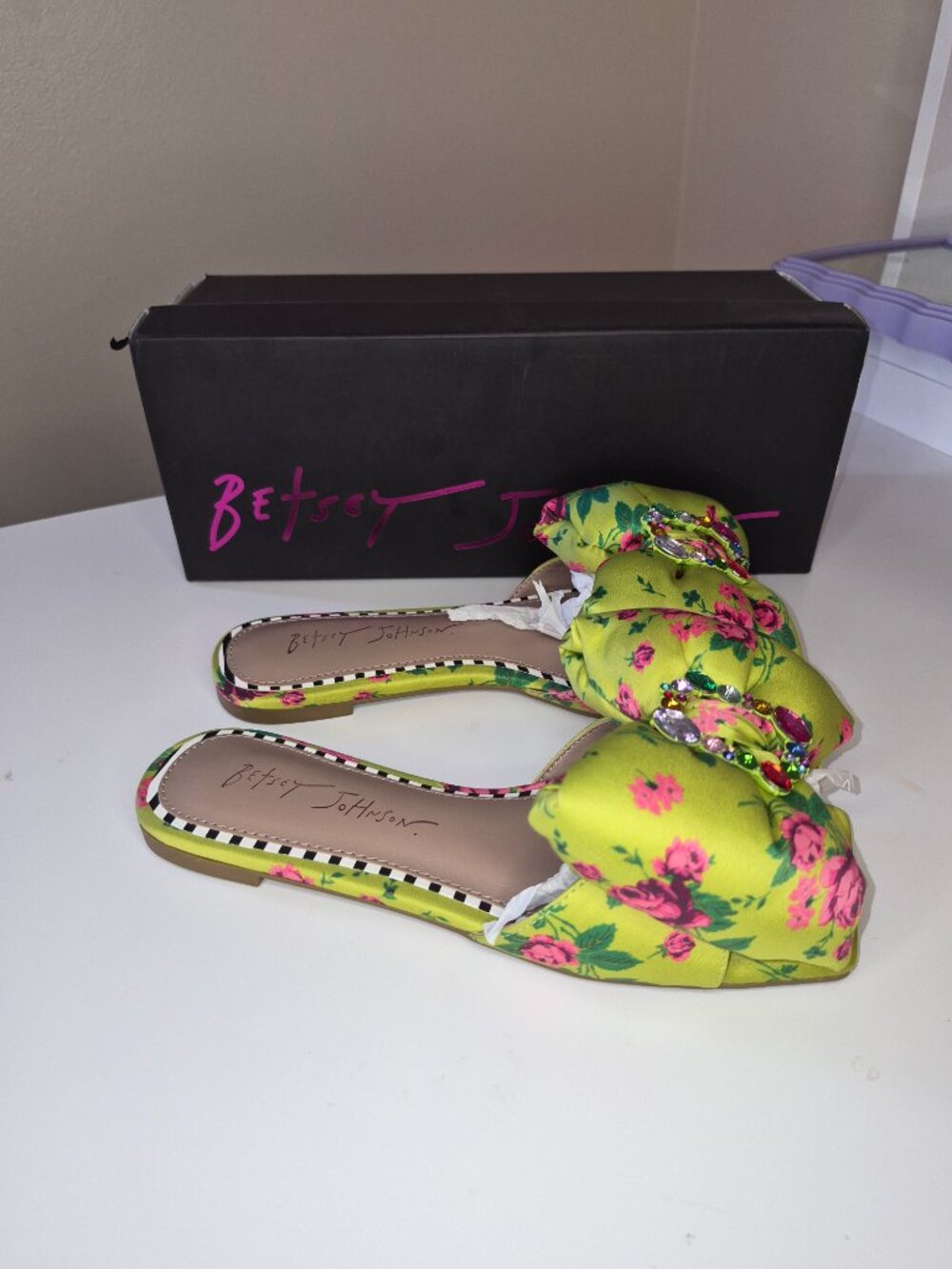 NIB Betsey Johnson Daiseyy floral satin square toe sandals. - Picture 5 of 6